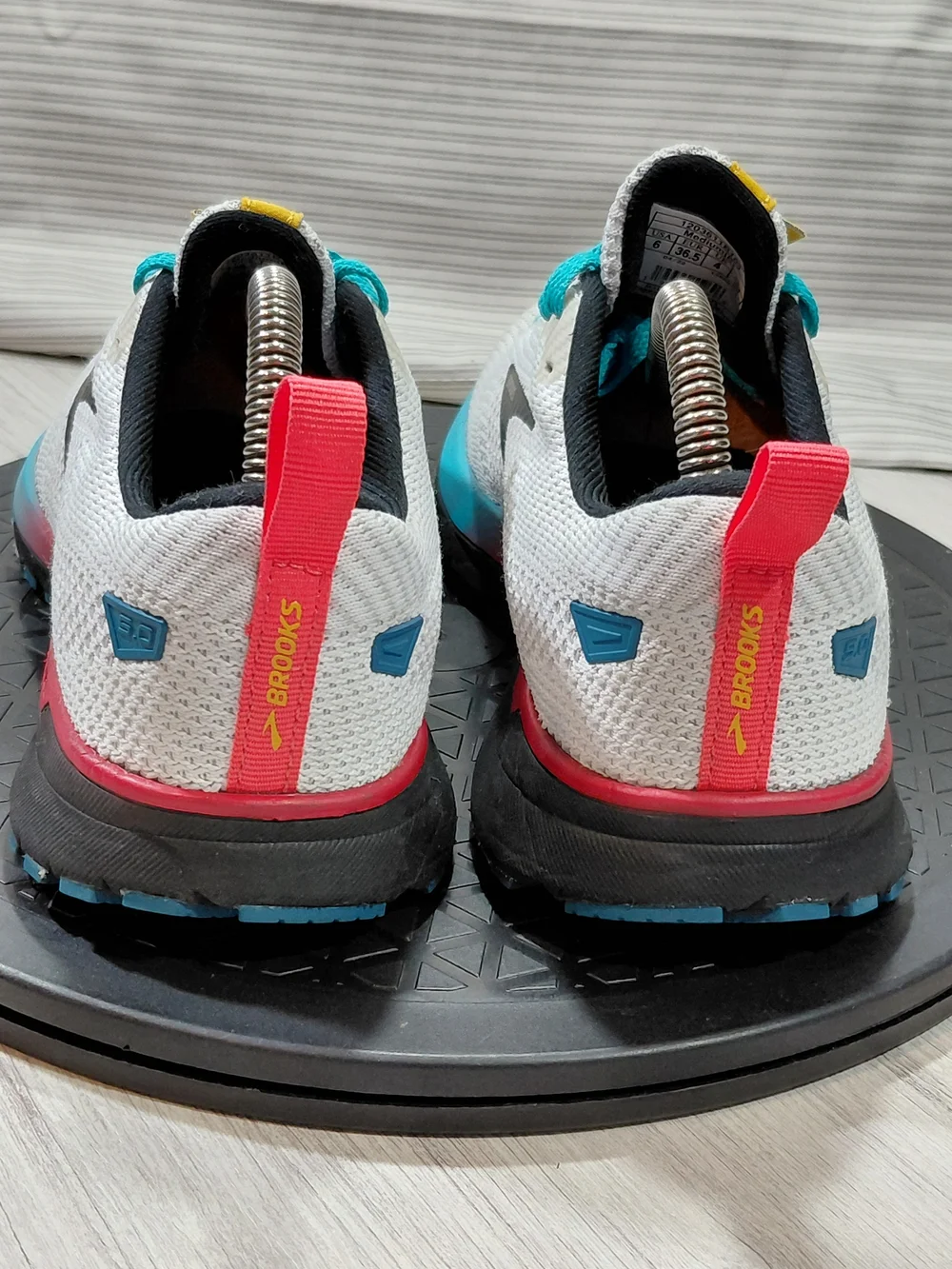 Brooks Womens Revel 5.0 Knit Running Sneakers with Teal Laces White Black SIZE 6
